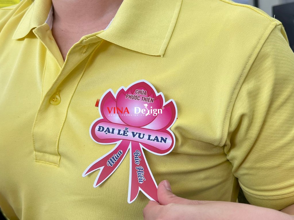 In huy hiệu, đế hoa sen Vu Lan bằng giấy hình trái tim, hình bông hoa, hình cờ đuôi nheo