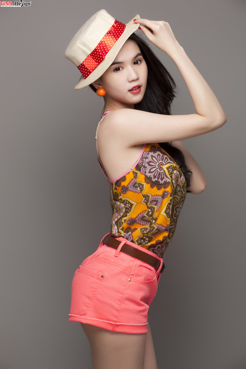 Ngọc Trinh - khoe chân dài gợi cảm