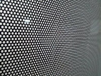 Decal lưới là gì? Tìm hiểu ưu nhược điểm, ứng dụng của decal lưới 