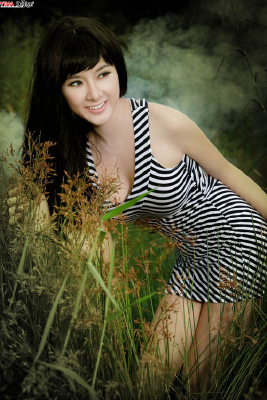 Angela Phương Trinh - tạo dáng trên đồng cỏ