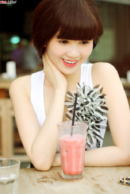 Ngọc Trinh, dịu dàng với váy ren