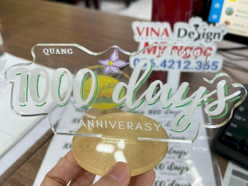 In standee để bàn Happy Anniversary 1000 Days, kỷ niệm chương mica trong suốt làm quà - VND273