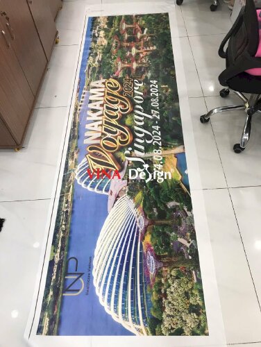 In băng rôn kỷ niệm tour Singapore 4N3Đ dùng cho chụp ảnh đoàn khách du lịch có logo công ty lữ hành, in vải Silk mực dầu - VND763