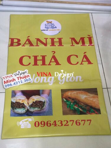 In banner quảng cáo dán xe đẩy bánh mì chả cá, dán mặt bên hông, in bạt hiflex sử dụng ngoài trời bao nắng mưa - VND758