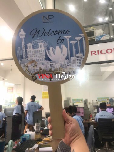 In hashtag du lịch, làm hashtag cầm tay Welcome to Singapore có logo công ty lữ hành - VND762