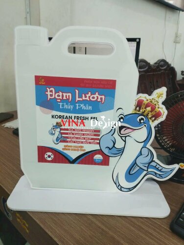 Làm standee để bàn mô hình sản phẩm chai đạm thủy phân, mô hình Formex cắt CNC theo viền - VND891