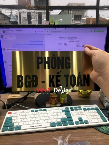 In bảng tên chức danh phòng ban công ty, in UV ăn mòn inox nhôm xước màu vàng gold - VND943