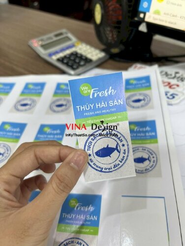 In tem Decal trong mực dầu, in ngược, cán lên Decal sữa, bế tem theo viền - VND243