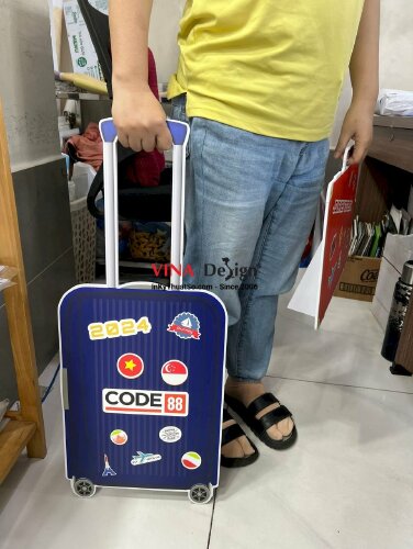 In standee PP mô hình vali kéo, mô hình formex để bàn có chân đứng mặt sau - VND491