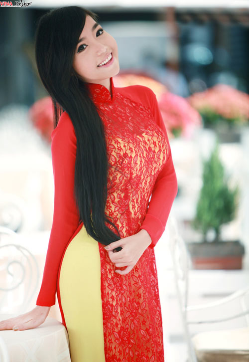 Elly Trần khoe dáng