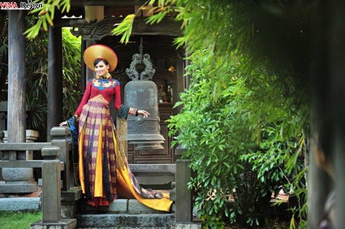 Diễm Hương đẹp với áo dài truyền thống