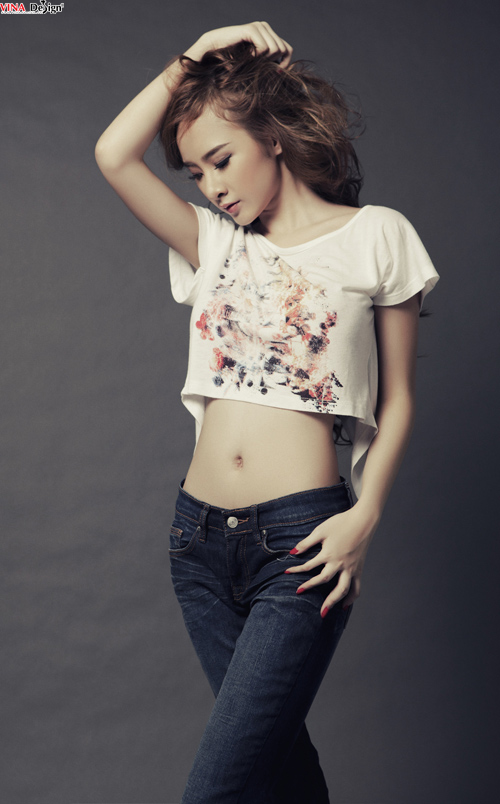Phuong Trinh khoe eo thon