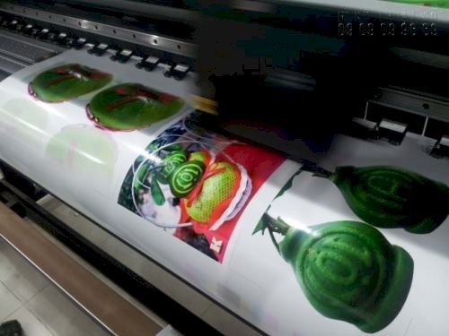 Trực tiếp in Decal bằng máy in phun hiện đại Nhật Bản cho bản in tuyệt đẹp. Máy in đang thực hiện in Decal sữa hình ảnh Tết cho quý khách hàng