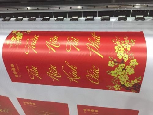 Máy in mực dầu chạy đơn hàng in câu đối Tết trên chất liệu silk