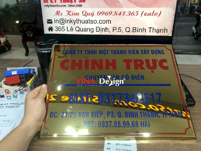 Biển tên công ty inox, mặt nhôm vàng, có vạt lá hẹ - VND03