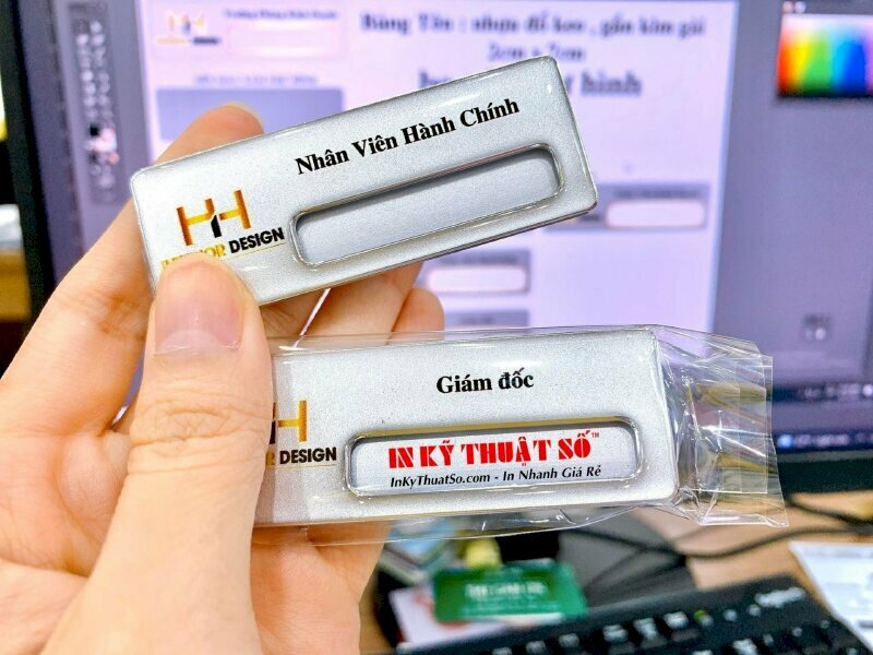 Kích thước bảng tên nhân viên chuẩn