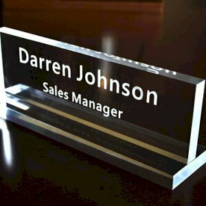 Kích thước bảng tên nhân viên để bàn