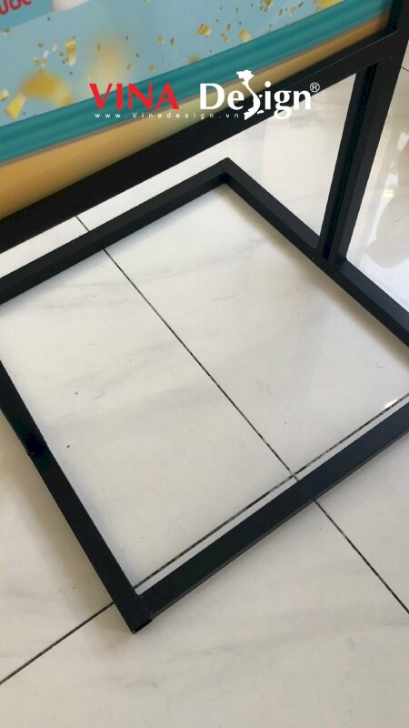 In standee chân sắt giá rẻ - VINADESIGN
