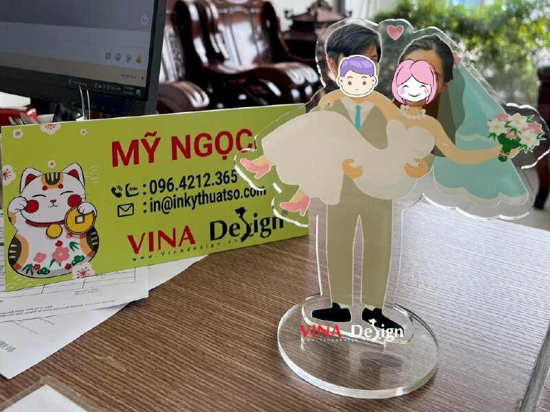 In chibi cô dâu chú rể mockup mô hình cưới standee mica để bàn - VND183