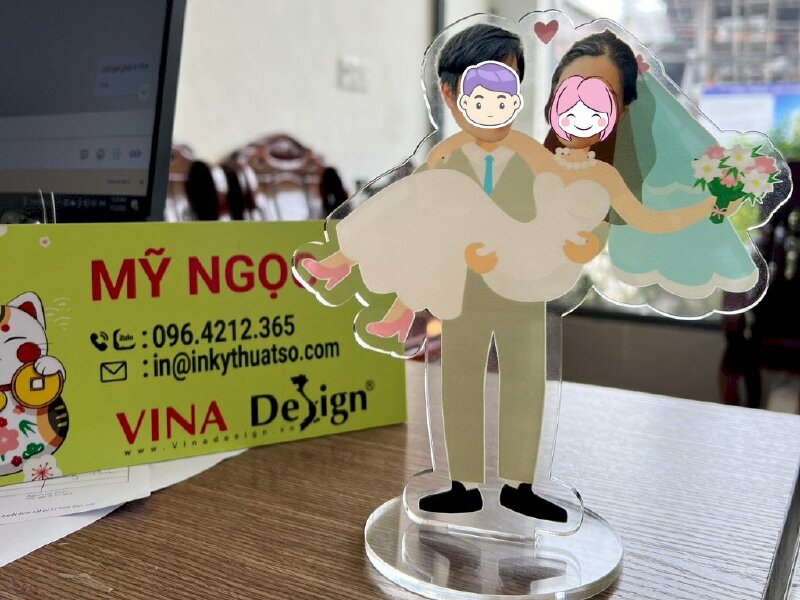 In chibi cô dâu chú rể mockup mô hình cưới standee mica để bàn - VND183