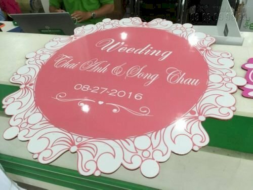 In formex làm bảng tên cô dâu, chú rể cho tiệc đám cưới