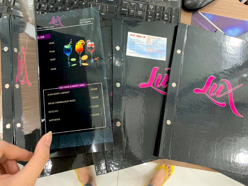 Menu bìa bồi cứng đóng kim - cán màng bóng