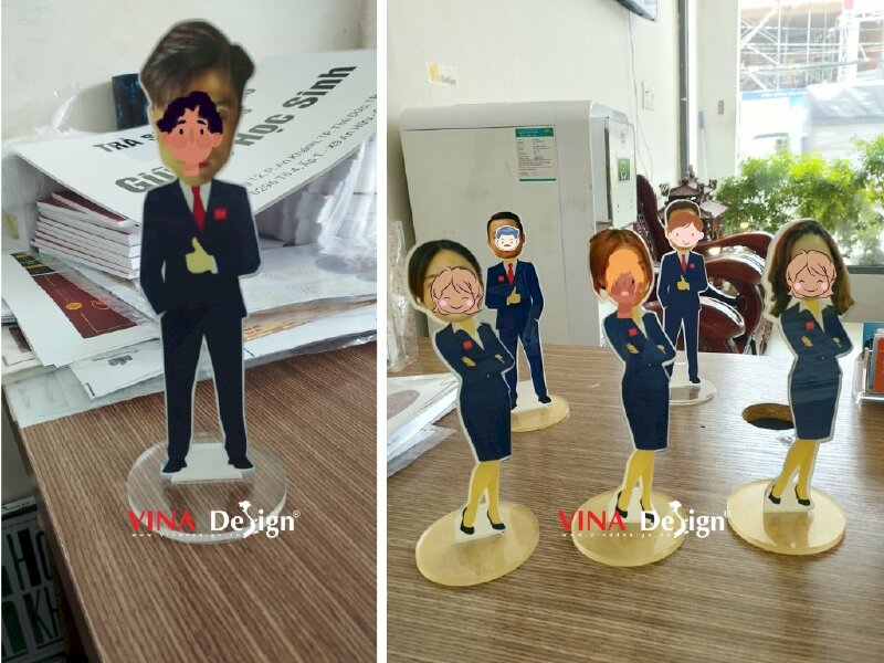 In standee hình người ghép mặt chibi người lớn, standee mica để bàn in theo yêu cầu - VND244