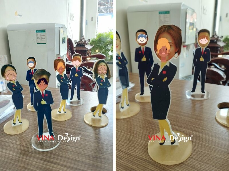 In standee hình người ghép mặt chibi người lớn, standee mica để bàn in theo yêu cầu - VND244