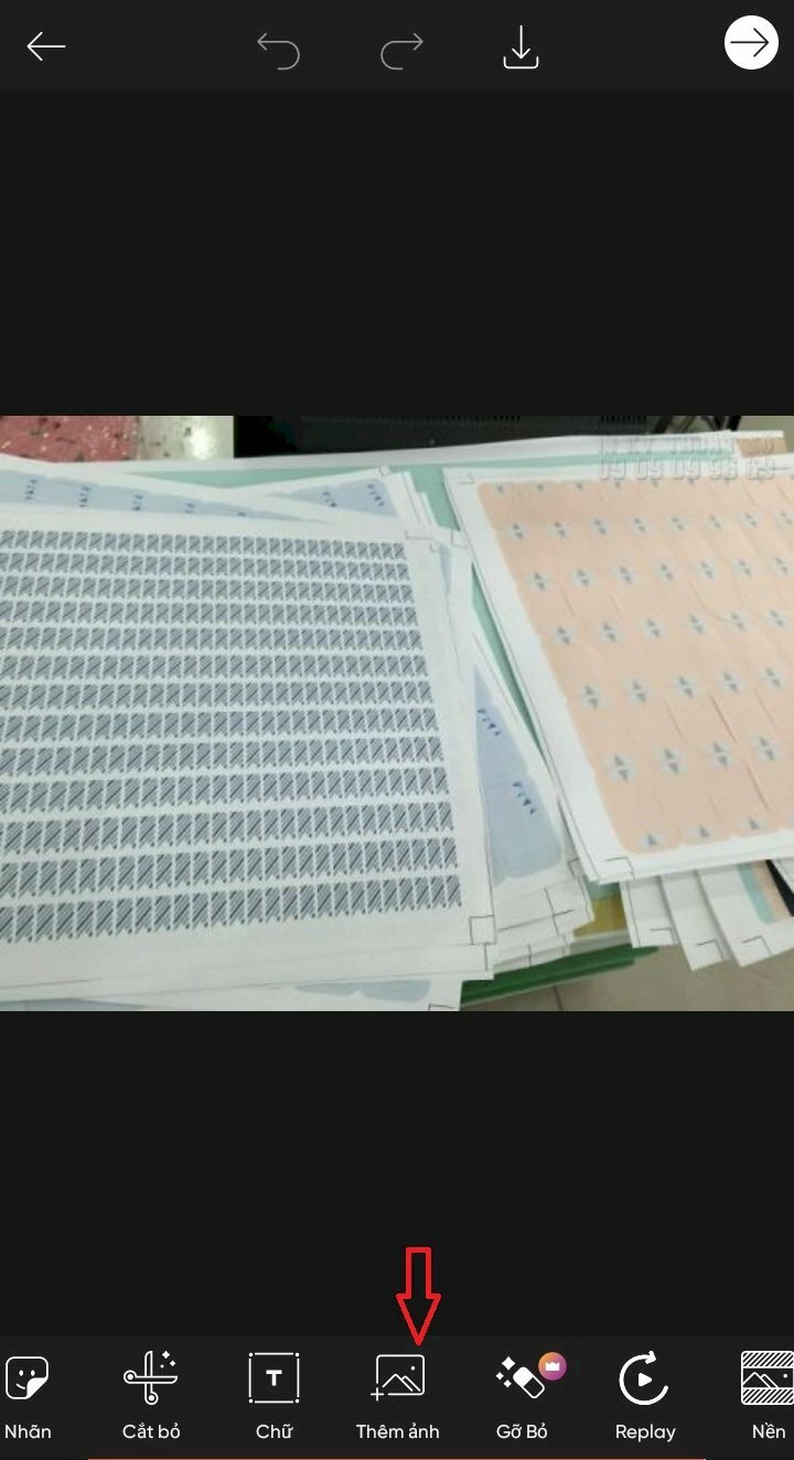 Trên thanh công cụ dưới cùng, chọn biểu tượng "Thêm ảnh" (hình dạng một hình vuông có một dấu cộng) để chọn logo chìm.