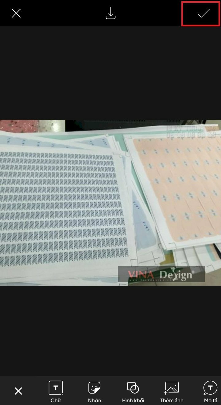 Xong hãy Nhấn dấu tích ở góc phải màn hình để xác nhận việc chèn logo chìm vào hình