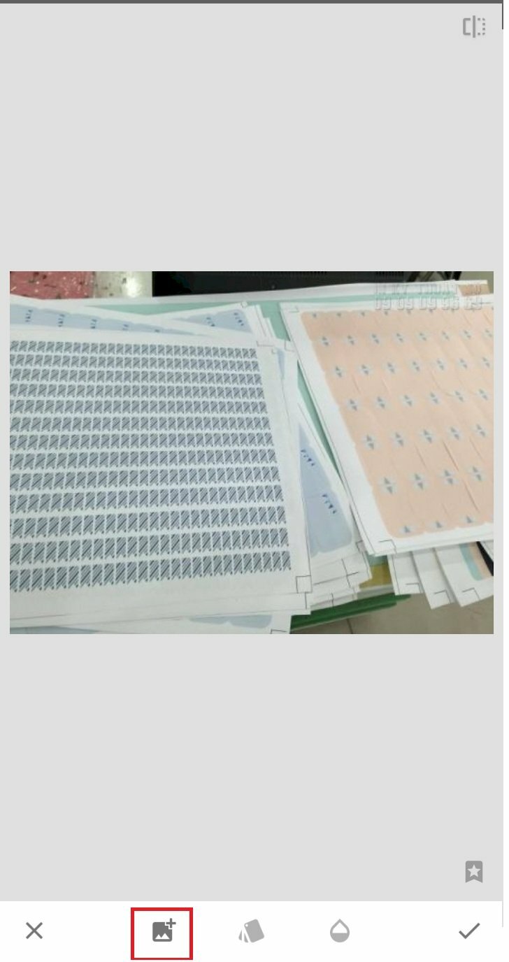 Bước 4: Sau khi chèn logo vào ảnh bạn có thể tùy chỉnh vị trí, kích thước nhỏ lại, tuy nhiên ứng dụng này không cho phép điều chỉnh logo nhỏ xuống nhiều.