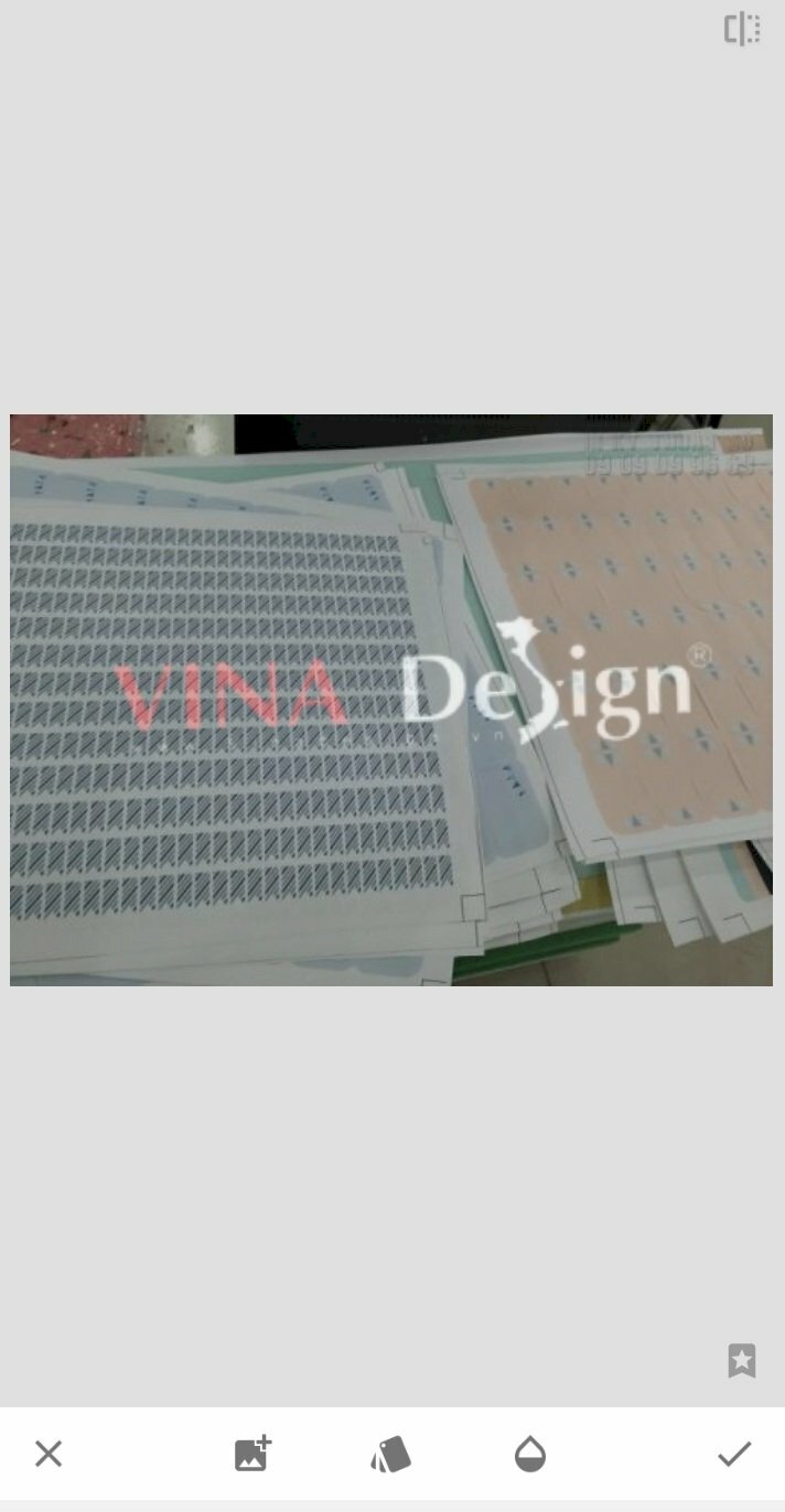 Bước 4: Sau khi chèn logo vào ảnh bạn có thể tùy chỉnh vị trí, kích thước nhỏ lại, tuy nhiên ứng dụng này không cho phép điều chỉnh logo nhỏ xuống nhiều.