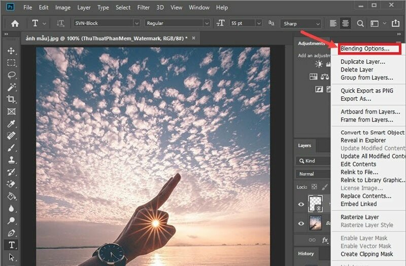 Bước 4: Khi đã chèn xong logo vào ảnh, bạn có thể làm mờ logo để bức ảnh thêm nổi bật bằng cách click chuột phải vào Layer logo > Chọn Blending Options…