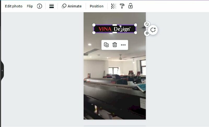 Bước 4: Thêm hình video vừa tải lên vào thiết kế của bạn, tiếp đến kéo logo vào vị trí mong muốn trên video. Tại đây bạn có thể di chuyển, thay đổi kích thước và chỉnh sửa vị trí của logo theo ý muốn. 
