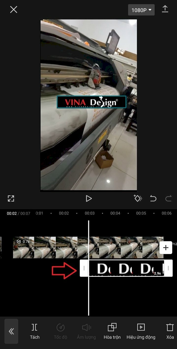 Nếu bạn muốn logo xuất hiện chỉ trong một phần cụ thể của video, bạn hãy nhấn giữ vào lớp logo trên timeline và kéo logo trên timeline tương ứng với thời gian mà muốn nó xuất hiện. Ví dụ như sau đây mình muốn logo xuất hiện vào giây thứ 3 của video.