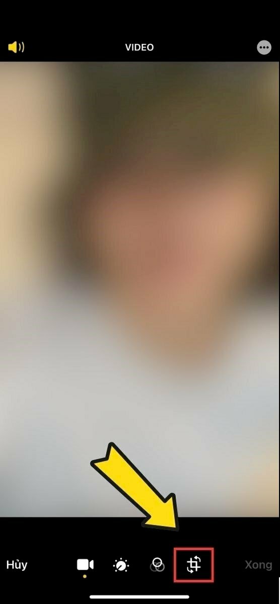 Bước 10: Trong chế độ chỉnh sửa, chọn công cụ Cắt ở góc dưới bên phải của màn hình đối với điện thoại IOS. Đối với một số điện thoại không có công cụ "Cắt" thì bạn có thể bỏ qua và thực hiện bước tiếp theo. 