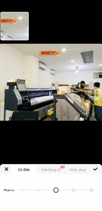 Bước 4: Tiến hành xóa logo trên ảnh bằng cách bôi đỏ lên vị trí chứa logo trên ảnh, ứng dụng sẽ tự động xóa đi logo trên ảnh.