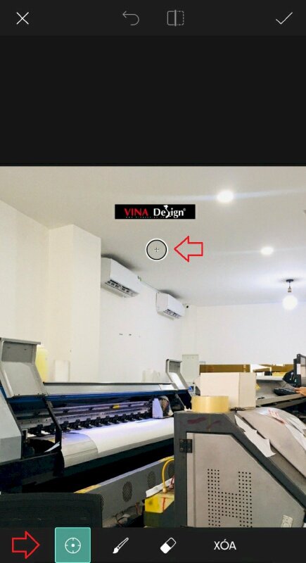 Bước 4: Bấm vào biểu tượng hình tròn để chọn vùng muốn nhân bản (vùng nguồn) để đè lên phần logo cần xóa, có nghĩa là bạn sẽ chọn khu vực trên ảnh không chứa logo để sao chép lên logo để che logo đi.