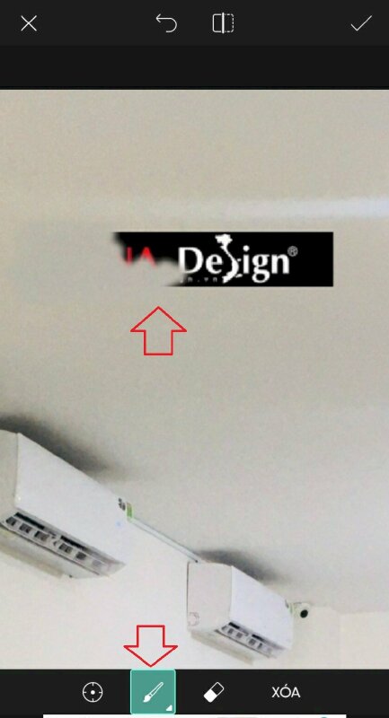 Sau khi chọn xong ứng dụng sẽ tự chuyển qua biểu tượng cây bút, bạn đến tiến hành xóa logo bằng cách dùng ngón tay di chuyển đến vùng có logo và bắt đầu vẽ để che đậy logo, bạn nên kéo nhẹ từng ít một. PicsArt sẽ sao chép vùng chọn lên vùng logo. Bạn nên thực hiện nhiều lần để vùng logo bị xóa trong nó tự nhiên.