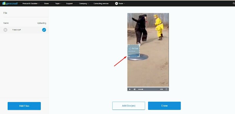 Bước 3: Nhấn chuột vào khung xuất hiện trên video và kéo đến vị trí có logo trên video mà bạn muốn xóa. Bạn cũng có thể điều chỉnh khung để bao hết logo bằng cách di chuột vào một trong ba góc vuông của khung và nhấn giữ chuột vào đó khi xuất hiện biểu tượng mũi tên 2 chiều hãy nhấn giữ chuột trái rồi kéo vào để làm nhỏ khung và kéo ra để khung lớn hơn.