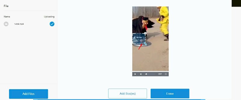 Bước 3: Nhấn chuột vào khung xuất hiện trên video và kéo đến vị trí có logo trên video mà bạn muốn xóa. Bạn cũng có thể điều chỉnh khung để bao hết logo bằng cách di chuột vào một trong ba góc vuông của khung và nhấn giữ chuột vào đó khi xuất hiện biểu tượng mũi tên 2 chiều hãy nhấn giữ chuột trái rồi kéo vào để làm nhỏ khung và kéo ra để khung lớn hơn.