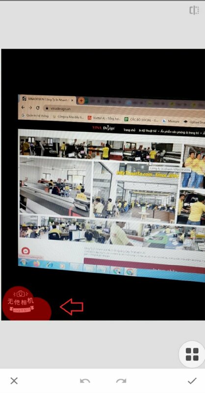 Bước 4: Bôi đỏ lên vị trí chứa logo trên ảnh cần xóa > Ứng dụng sẽ tự động phân tích và xóa logo đi ngay. Bạn có thể dùng 2 ngón tay phóng to ảnh để bôi chính xác hơn. Nếu muốn hoàn tác lại hãy bấm vào mũi tên quay lại.