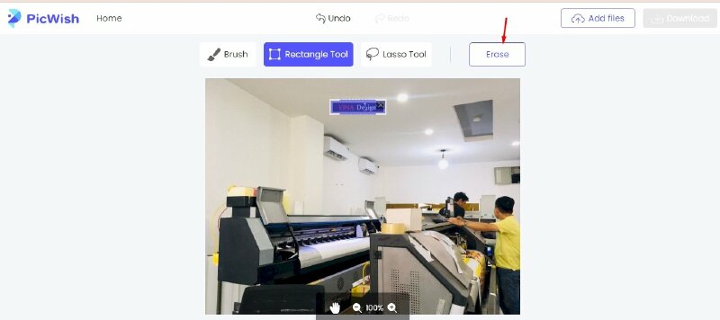 Bước 4: Sau khi đánh dấu xong vùng có logo cần xóa hãy bấm vào Erase ứng dụng sẽ tự động phân tích và xóa.