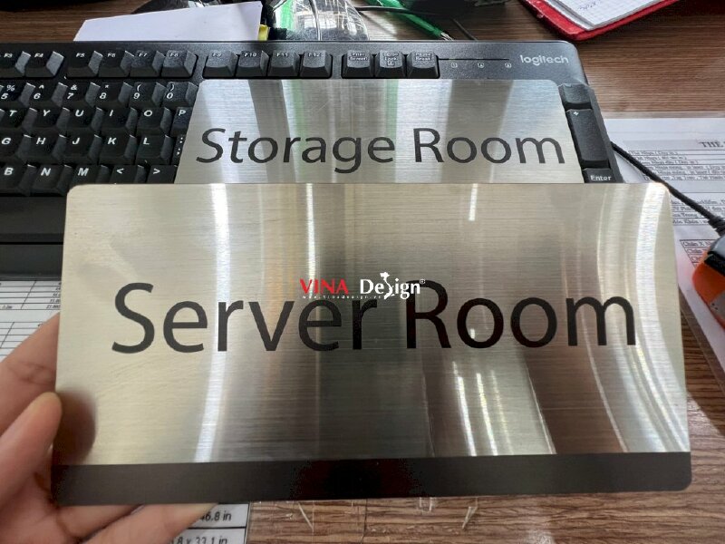 In bảng tên phòng inox Server Room, Storage Room, biển tên phòng inox tiếng Anh - VND287