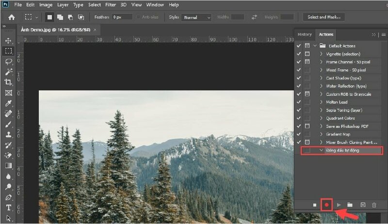 Để nhận biết hành động đã được ghi lại hay chưa hãy theo dõi chấm đỏ phía dưới, nếu nó đang sáng, hành động đang được ghi.