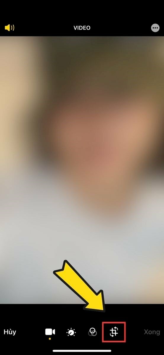 Bước 2: Trong chế độ chỉnh sửa, chọn công cụ "Cắt" ở góc dưới bên phải của màn hình.