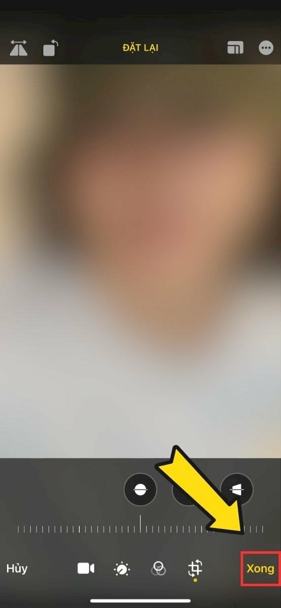 Bước 3: Sử dụng tính năng "Zoom In" để phóng to và điều chỉnh video sao cho logo TikTok nằm ngoài khung hình.