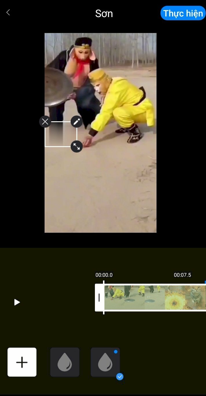 Bước 4: Ở góc dưới bên trái của màn hình, bấm vào biểu tượng giọt nước > Rồi di chuyển đến vị trí chứa logo TikTok để làm mờ. Sau đó tiếp tục bấm vào dấu + để tạo ra ô làm mờ khác và di chuyển đến vị trí chứa logo TikTok, vì logo TikTok không hiển thị cố định ở 1 vị trí trong suốt video.