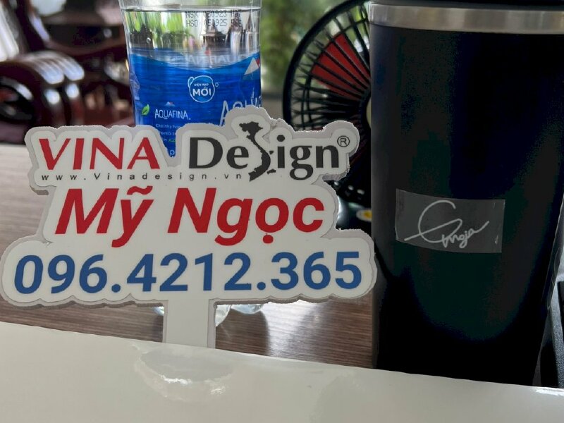 In chữ ký decal trong mực trắng in UV - VND323