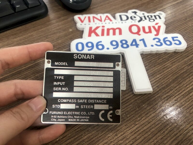 In tem nhãn mác kim loại, in tem nhôm dày UV, khắc mã số, đục lỗ tròn 3li theo file - VND348